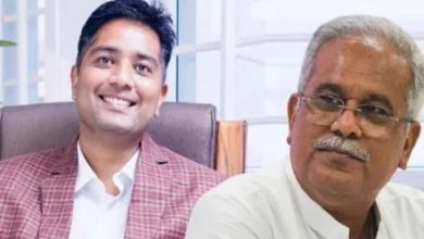 "चैतन्य बघेल कोर्ट परिसर में न्यायिक रिमांड के दौरान पेशी के लिए जाते हुए, सुरक्षा कर्मियों से घिरे हुए – छत्तीसगढ़ शराब घोटाला मामला"