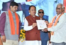 "प्रधानमंत्री नरेन्द्र मोदी ने नई दिल्ली से किसानों के लिए 41 हजार करोड़ रुपये की दो नई योजनाओं — प्रधानमंत्री धन-धान्य कृषि योजना और दलहन आत्मनिर्भरता मिशन — का शुभारंभ किया। छत्तीसगढ़ के जशपुर, कोरबा और दंतेवाड़ा जिलों के चयन पर मुख्यमंत्री विष्णु देव साय ने प्रधानमंत्री का आभार जताया। इन योजनाओं से देशभर में किसानों की आय बढ़ेगी और खेती को आत्मनिर्भर व आधुनिक बनाने की दिशा में नई शुरुआत होगी।"