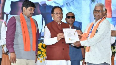 "प्रधानमंत्री नरेन्द्र मोदी ने नई दिल्ली से किसानों के लिए 41 हजार करोड़ रुपये की दो नई योजनाओं — प्रधानमंत्री धन-धान्य कृषि योजना और दलहन आत्मनिर्भरता मिशन — का शुभारंभ किया। छत्तीसगढ़ के जशपुर, कोरबा और दंतेवाड़ा जिलों के चयन पर मुख्यमंत्री विष्णु देव साय ने प्रधानमंत्री का आभार जताया। इन योजनाओं से देशभर में किसानों की आय बढ़ेगी और खेती को आत्मनिर्भर व आधुनिक बनाने की दिशा में नई शुरुआत होगी।"