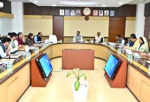"छत्तीसगढ़ मंत्रिपरिषद की बैठक में मुख्यमंत्री विष्णु देव साय की अध्यक्षता में खरीफ विपणन वर्ष 2025-26 के लिए 3100 रुपये प्रति क्विंटल की दर से धान खरीदी का निर्णय लिया गया। बैठक में डिजिटल पंजीयन, ई-केवाईसी, टोकन तुंहर हाथ मोबाइल ऐप, बायोमैट्रिक खरीदी प्रणाली, और इंटीग्रेटेड कंट्रोल सेंटर जैसी तकनीकी व्यवस्थाओं पर जोर दिया गया ताकि 25 लाख से अधिक किसानों को पारदर्शी, तेज़ और सुरक्षित भुगतान मिल सके।"