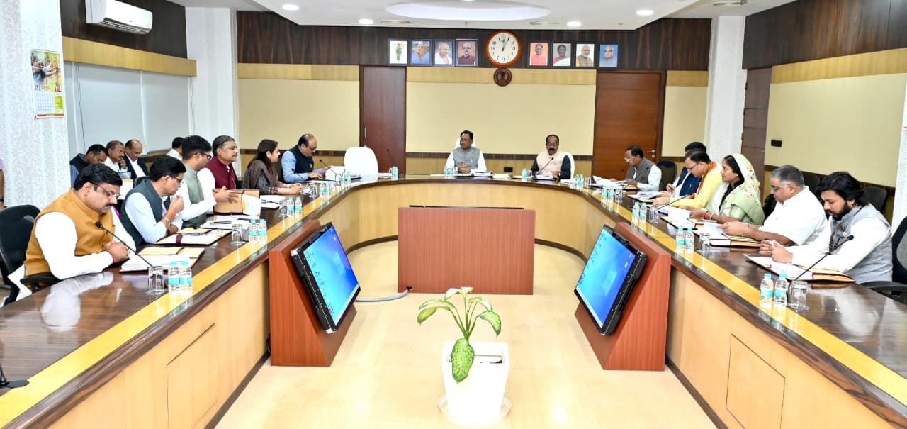 "छत्तीसगढ़ मंत्रिपरिषद की बैठक में मुख्यमंत्री विष्णु देव साय की अध्यक्षता में खरीफ विपणन वर्ष 2025-26 के लिए 3100 रुपये प्रति क्विंटल की दर से धान खरीदी का निर्णय लिया गया। बैठक में डिजिटल पंजीयन, ई-केवाईसी, टोकन तुंहर हाथ मोबाइल ऐप, बायोमैट्रिक खरीदी प्रणाली, और इंटीग्रेटेड कंट्रोल सेंटर जैसी तकनीकी व्यवस्थाओं पर जोर दिया गया ताकि 25 लाख से अधिक किसानों को पारदर्शी, तेज़ और सुरक्षित भुगतान मिल सके।"